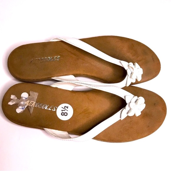 AEROSOLES Shoes - Aerosoles White Flower Thong Sandals size 8.5